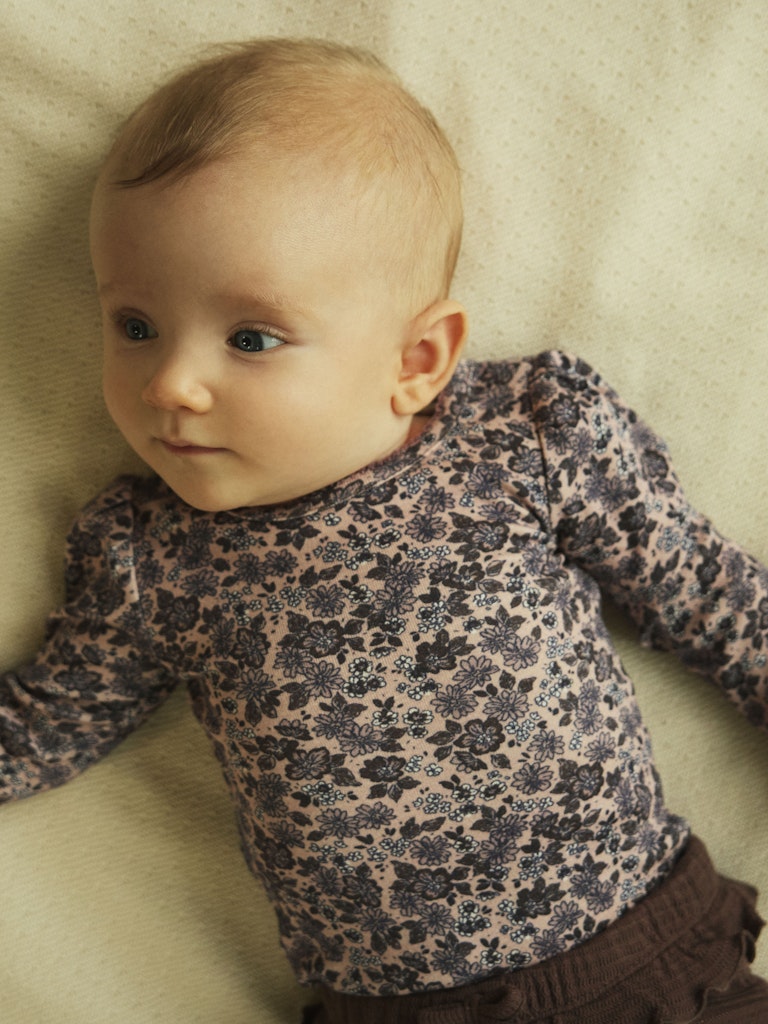 Rosa baby body med blommor i lila till bebis flicka. Ekologiska babykläder från Name it.
NBFOALIA LS BODY
13247833