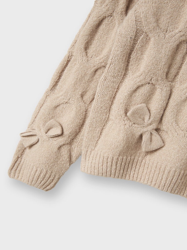 Beige stickad tröja med fina rosetter. Tjocktröja till flicka, tjej, barn och ungdom. 
NKFOLIVIA LS KNIT
13247503