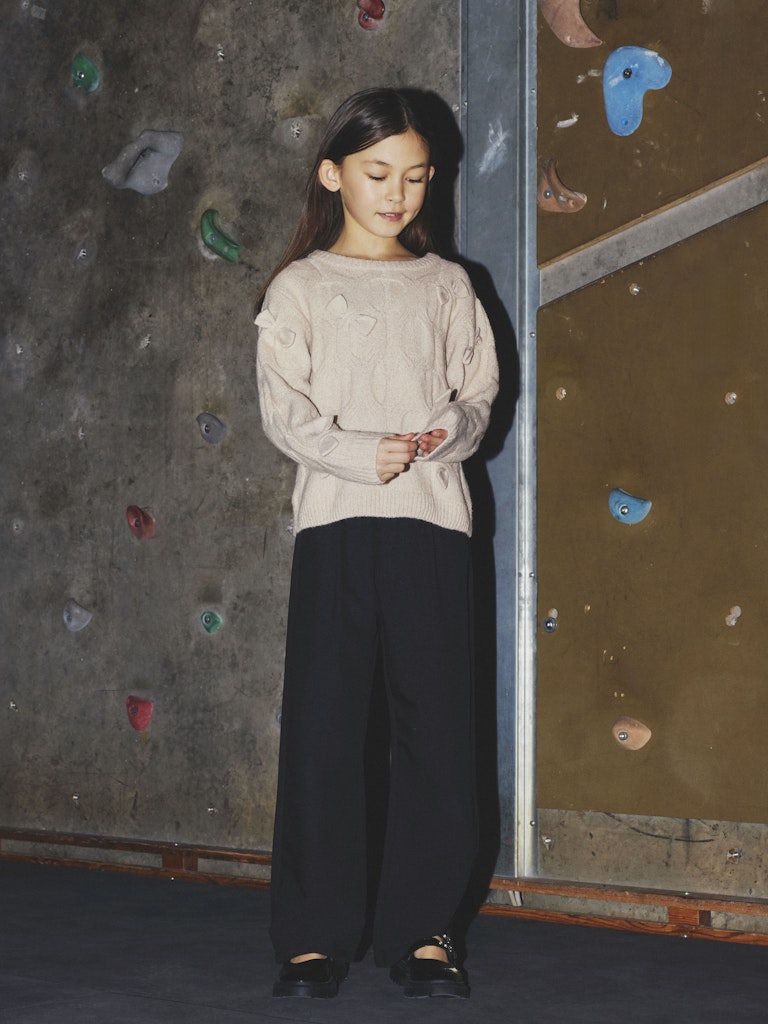 Beige stickad tröja med fina rosetter. Tjocktröja till flicka, tjej, barn och ungdom. 
NKFOLIVIA LS KNIT
13247503