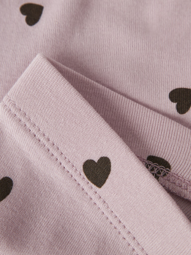 Söta leggings till flicka i rosa med små bruna hjärtan. Perfekt byxa basplagg för barn
NMFKHEART XSL LEGGING
13249238