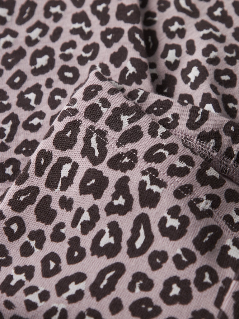 Rosa baby leggings med leopard mönster till flicka. Bebis byxor till nyfödd i ekologisk bomull.
NBFLEOANA LEGGING
13249255