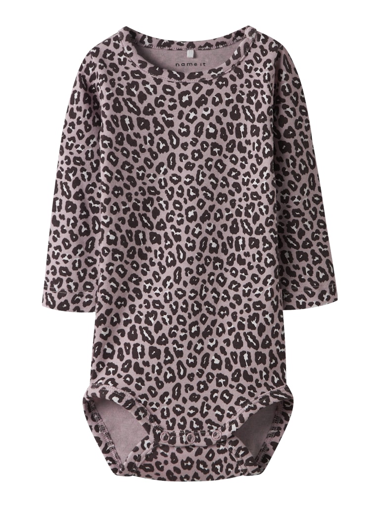 Rosa baby body med leopard mönster till bebis flicka. Ekologiska babykläder till nyfödd från Name it.
NBFLEOANA LS BODY
13249256