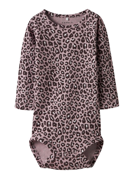 Rosa baby body med leopard mönster till bebis flicka. Ekologiska babykläder till nyfödd från Name it.
NBFLEOANA LS BODY
13249256