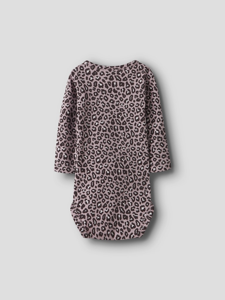 Rosa baby body med leopard mönster till bebis flicka. Ekologiska babykläder till nyfödd från Name it.
NBFLEOANA LS BODY
13249256