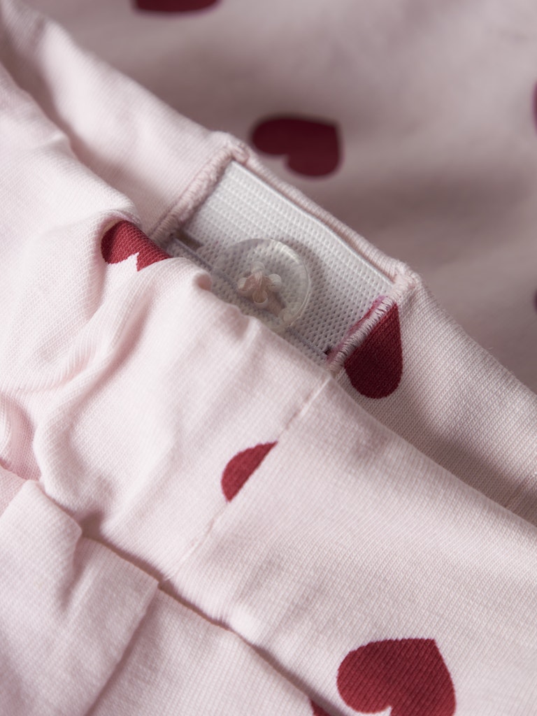 Söt hjärtan pyjamas till liten flicka. Mönstrad rosa pyjamas från Nameit i ekologisk bomull.
NMFRAGNA NIGHT SET BOX
13249385