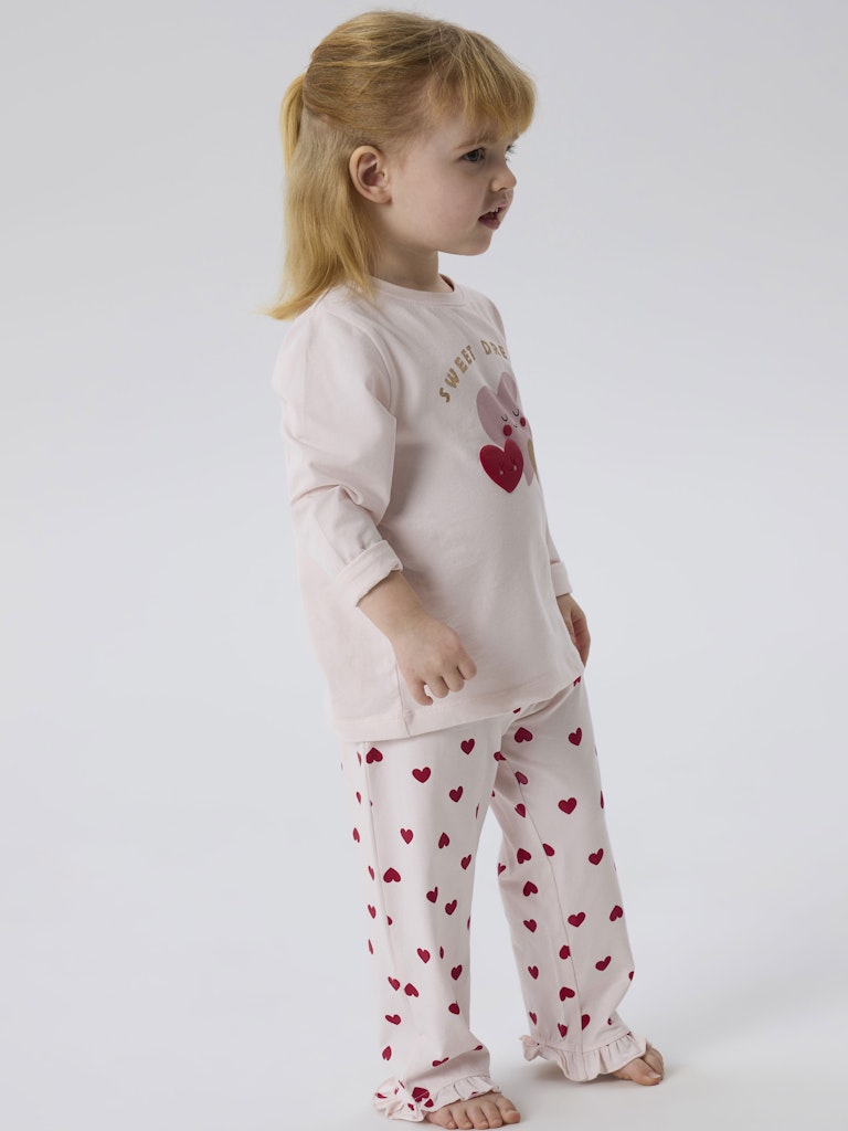 Söt hjärtan pyjamas till liten flicka. Mönstrad rosa pyjamas från Nameit i ekologisk bomull.
NMFRAGNA NIGHT SET BOX
13249385