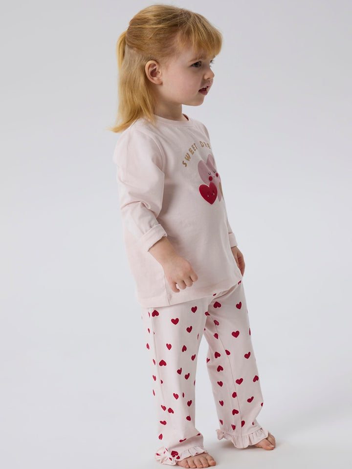 Söt hjärtan pyjamas till liten flicka. Mönstrad rosa pyjamas från Nameit i ekologisk bomull.
NMFRAGNA NIGHT SET BOX
13249385
