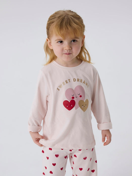 Söt hjärtan pyjamas till liten flicka. Mönstrad rosa pyjamas från Nameit i ekologisk bomull.
NMFRAGNA NIGHT SET BOX
13249385