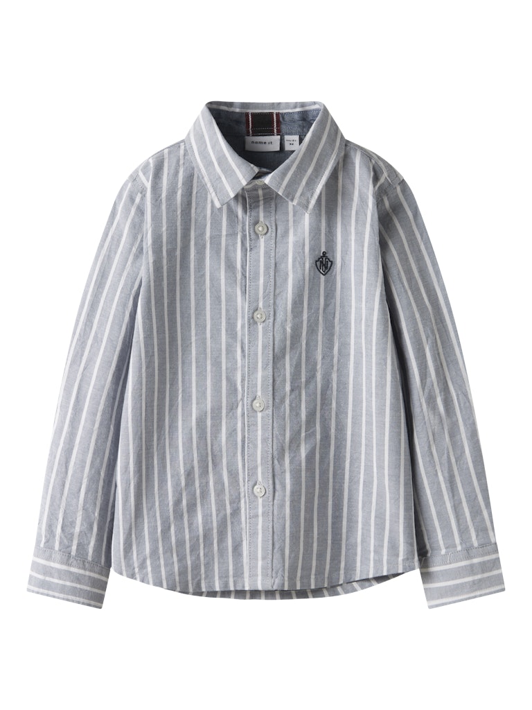 Klassisk randig blå skjorta till pojke. Finskjorta i ekologisk bomull från Name it till kille.
NMMREKID SHIRT
13222842