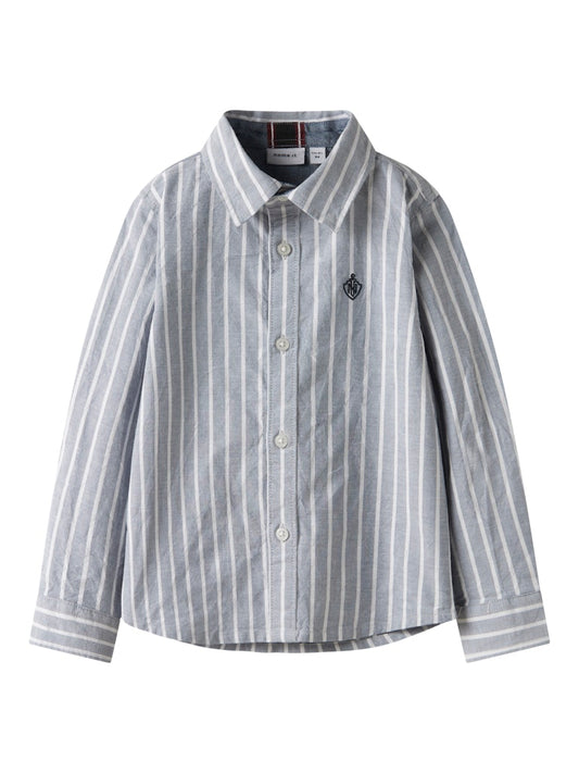 Klassisk randig blå skjorta till pojke. Finskjorta i ekologisk bomull från Name it till kille.
NMMREKID SHIRT
13222842