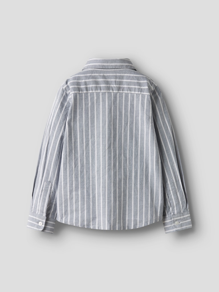 Klassisk randig blå skjorta till pojke. Finskjorta i ekologisk bomull från Name it till kille.
NMMREKID SHIRT
13222842