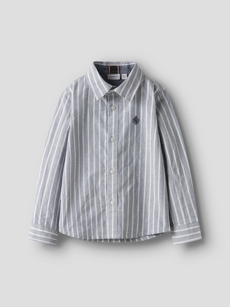 Klassisk randig blå skjorta till pojke. Finskjorta i ekologisk bomull från Name it till kille.
NMMREKID SHIRT
13222842