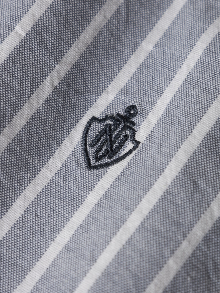 Klassisk randig blå skjorta till pojke. Finskjorta i ekologisk bomull från Name it till kille.
NMMREKID SHIRT
13222842