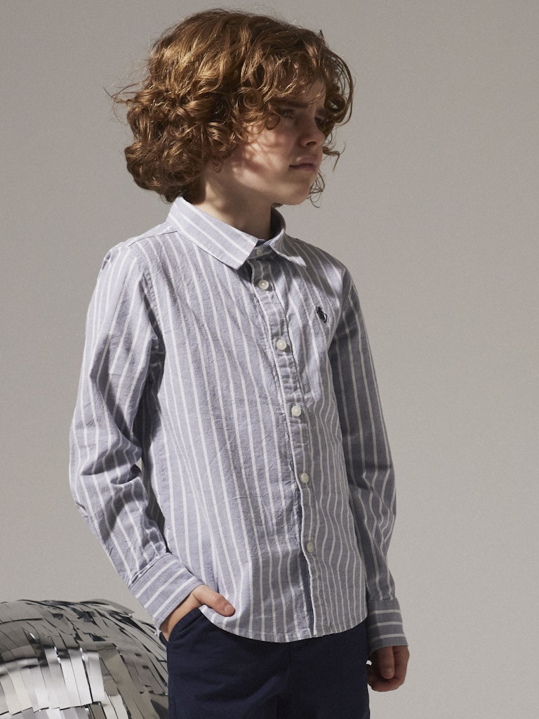 Klassisk randig blå skjorta till pojke. Finskjorta i ekologisk bomull från Name it till kille.
NMMREKID SHIRT
13222842