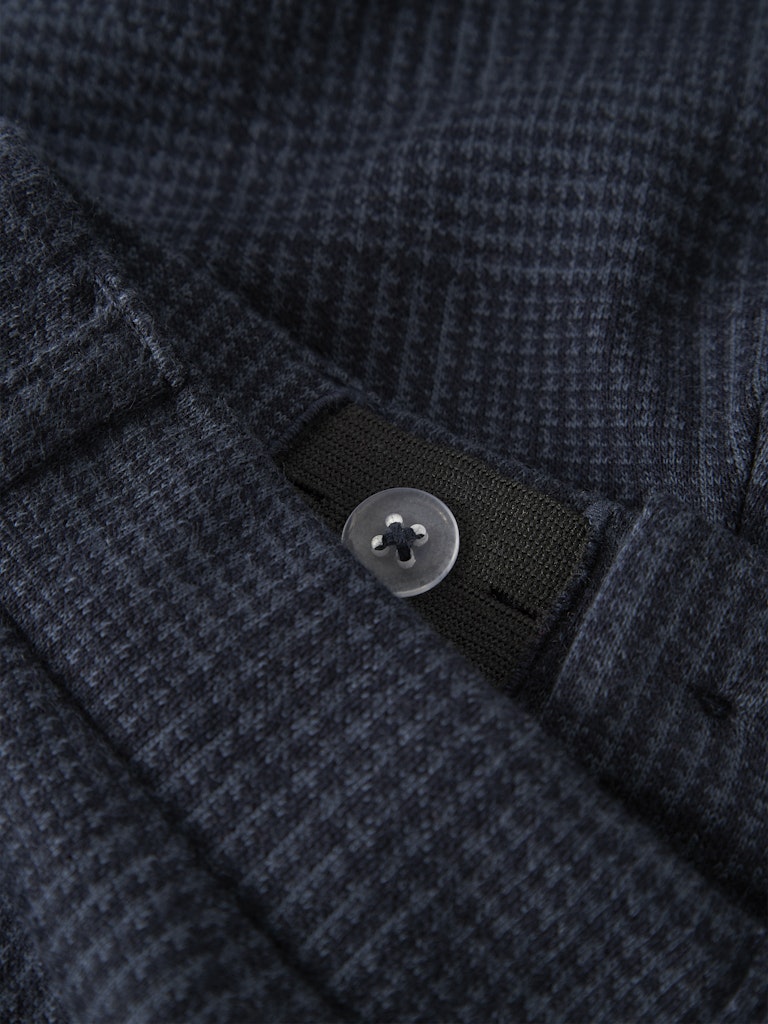 Blå mjuka byxor i chinos modell till pojke. Rutiga byxor till liten kille i ekologisk bomull.
NMMROBINO SWEAT PANT UNB
13223833