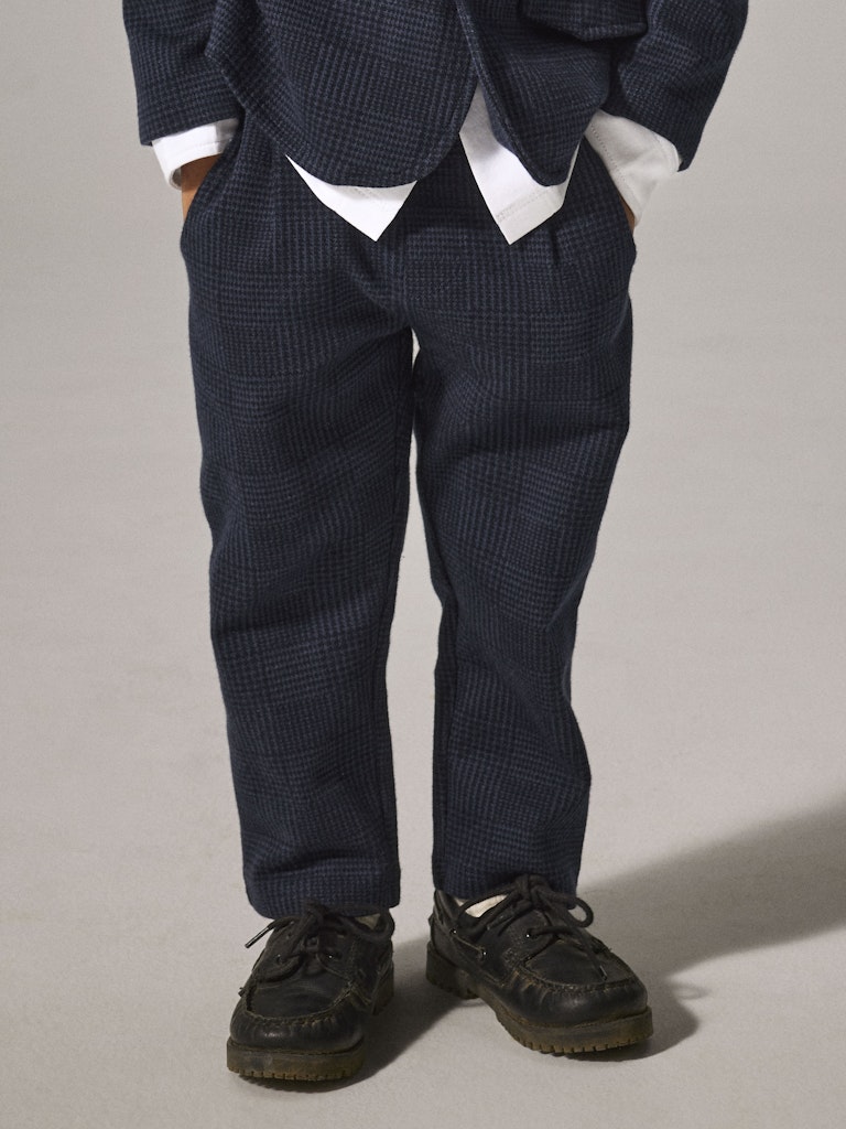 Blå mjuka byxor i chinos modell till pojke. Rutiga byxor till liten kille i ekologisk bomull.
NMMROBINO SWEAT PANT UNB
13223833