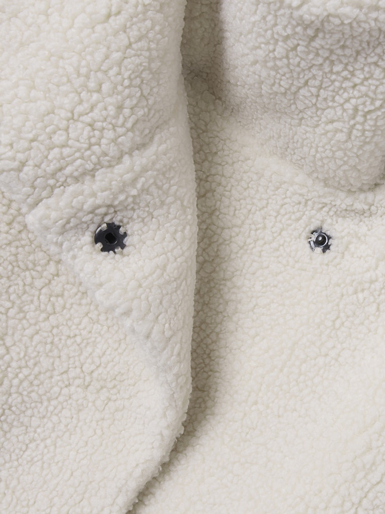 Vit lurvig teddy jacka till tjej. Höst jacka till flicka i cool kort modell.'
NLFBETTY LS SHORT JACKET
13249402