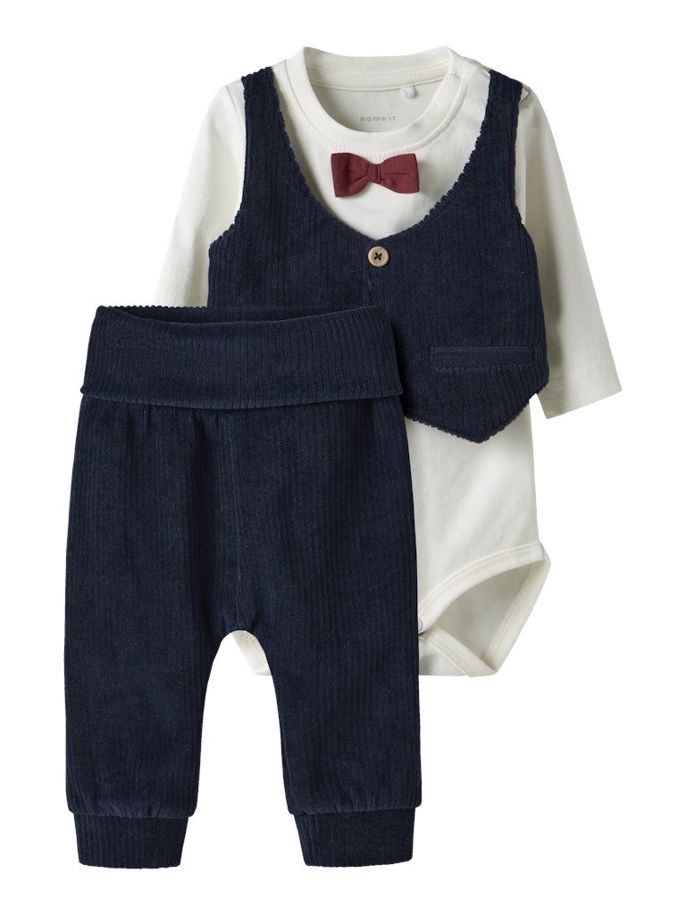 Body set med vit body, blå väst och byxa, samt röd fluga. Baby kläder till pojke från Name it. Kläderna för din bebis första jul i ekologisk bomull.
NBMRONNY BODY SET
13249163