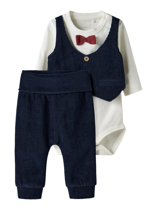 Body set med vit body, blå väst och byxa, samt röd fluga. Baby kläder till pojke från Name it. Kläderna för din bebis första jul i ekologisk bomull.
NBMRONNY BODY SET
13249163