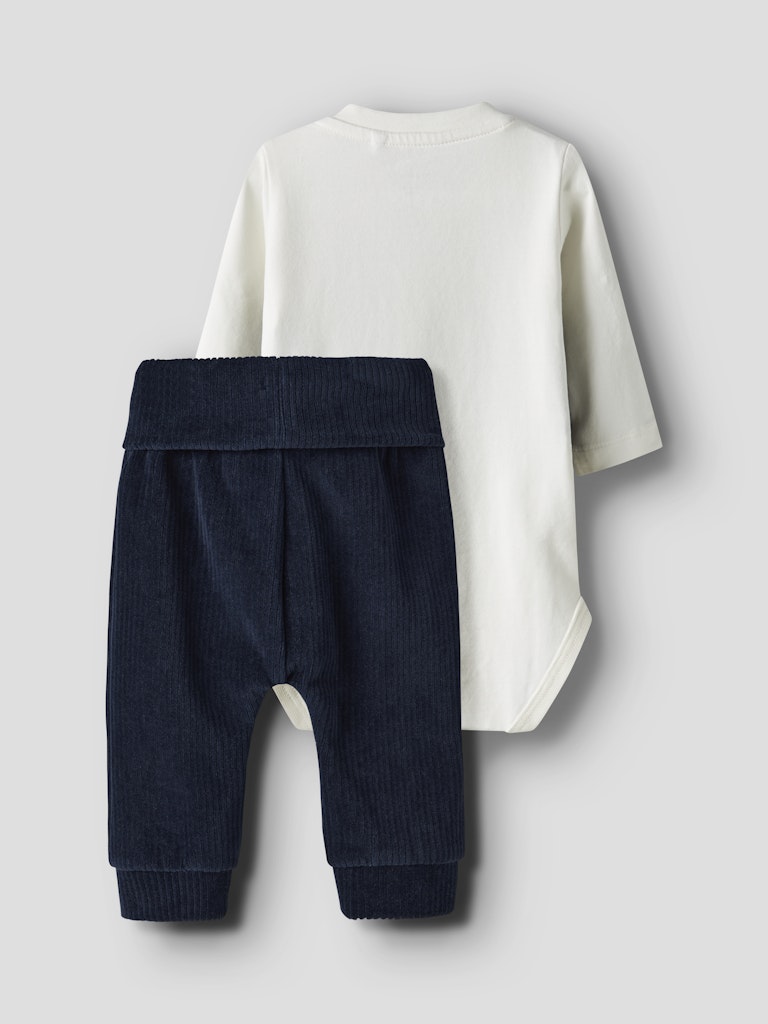 Body set med vit body, blå väst och byxa, samt röd fluga. Baby kläder till pojke från Name it. Kläderna för din bebis första jul i ekologisk bomull.
NBMRONNY BODY SET
13249163