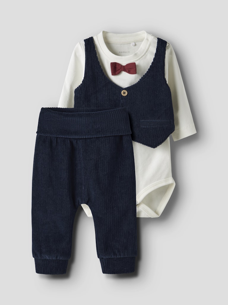 Body set med vit body, blå väst och byxa, samt röd fluga. Baby kläder till pojke från Name it. Kläderna för din bebis första jul i ekologisk bomull.
NBMRONNY BODY SET
13249163