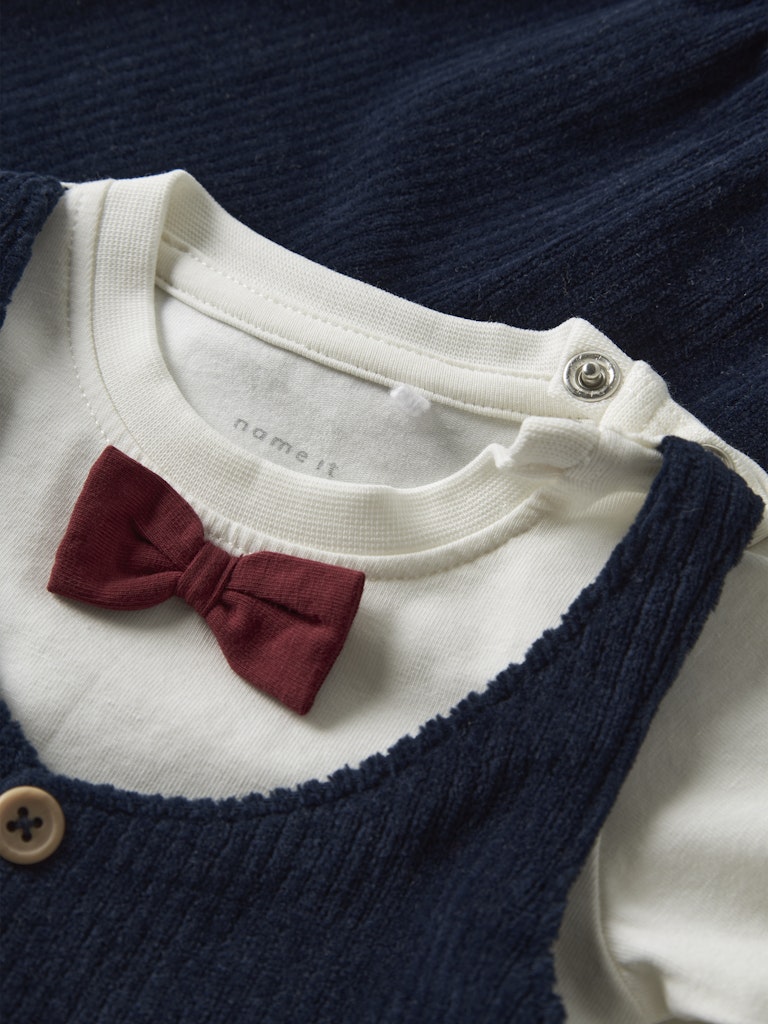Body set med vit body, blå väst och byxa, samt röd fluga. Baby kläder till pojke från Name it. Kläderna för din bebis första jul i ekologisk bomull.
NBMRONNY BODY SET
13249163