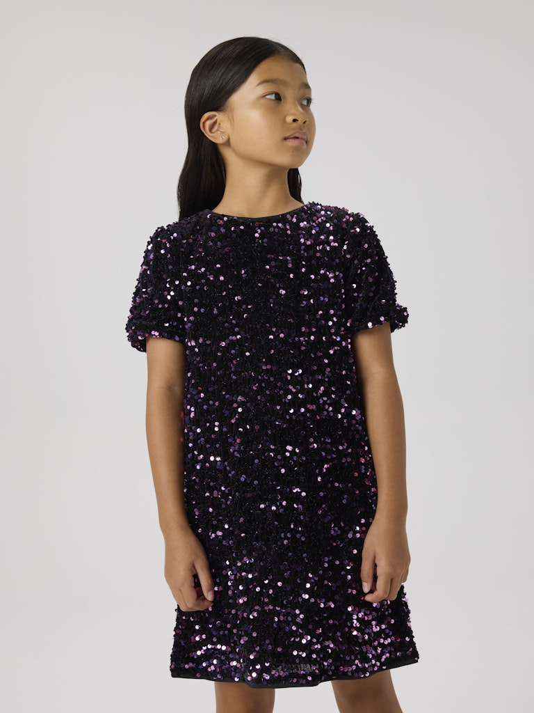 Glittrig paljett tunika, kort klänning med kort ärm till flicka. Vacker lila, rosa och svart klänning i mjuk skön kvalitet.
NKFRUNICA SS TUNIC
13209416