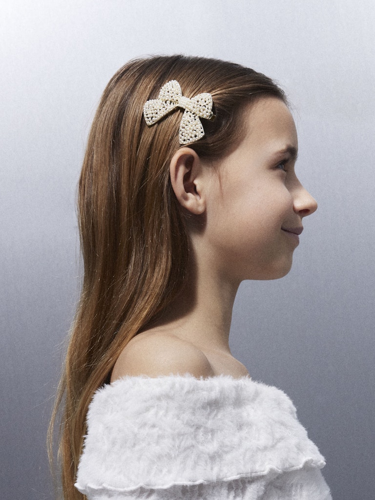 Vackert hårspänne i form av rosett gjort av pärlor. Hårklämma till flicka, tjej barn och ungdom.
NKFRITA HAIRCLIP
13250379