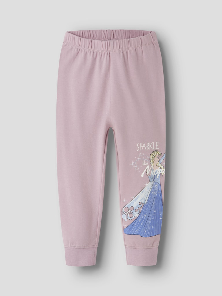 Rosa pyjamas till flicka med motiv av Elsa från filmen Frozen. Frost tröja från Name it.
NMFAPLISA FROZEN LS NIGHTSET WDI
13251473