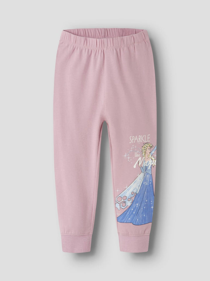 Rosa pyjamas till flicka med motiv av Elsa från filmen Frozen. Frost tröja från Name it.
NMFAPLISA FROZEN LS NIGHTSET WDI
13251473