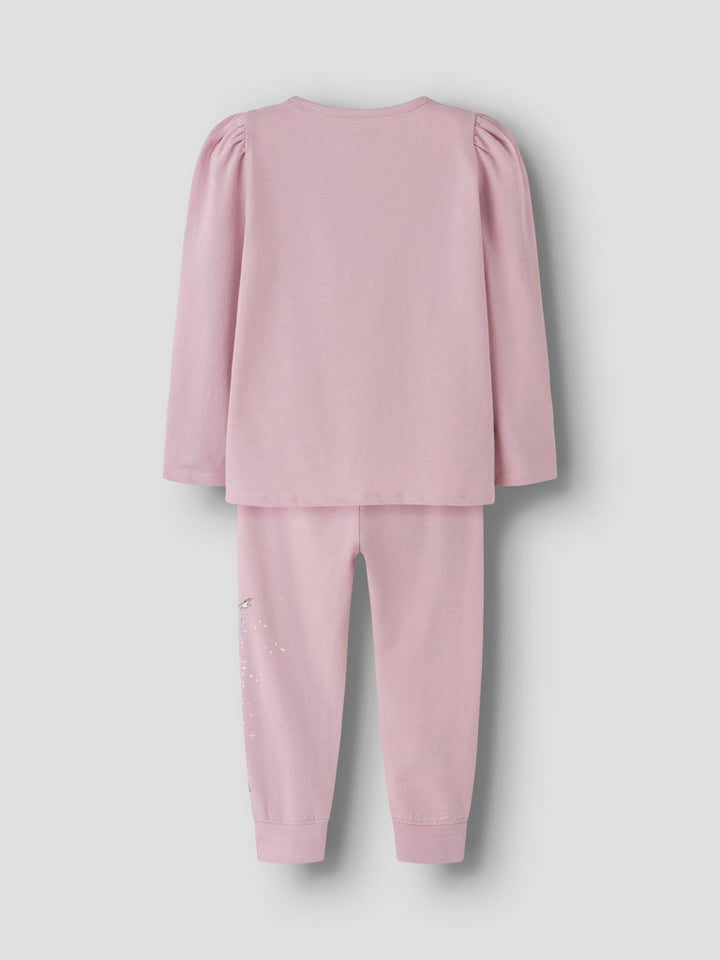 Rosa pyjamas till flicka med motiv av Elsa från filmen Frozen. Frost tröja från Name it.
NMFAPLISA FROZEN LS NIGHTSET WDI
13251473