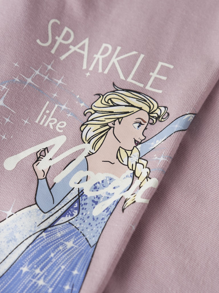 Rosa pyjamas till flicka med motiv av Elsa från filmen Frozen. Frost tröja från Name it.
NMFAPLISA FROZEN LS NIGHTSET WDI
13251473