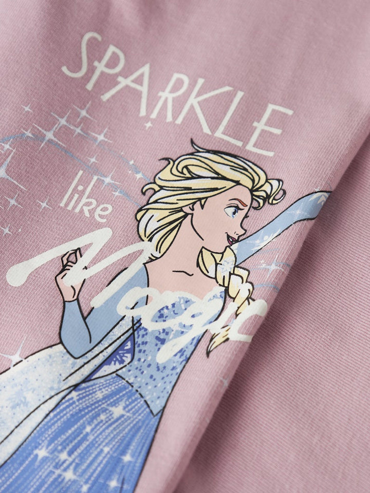 Rosa pyjamas till flicka med motiv av Elsa från filmen Frozen. Frost tröja från Name it.
NMFAPLISA FROZEN LS NIGHTSET WDI
13251473