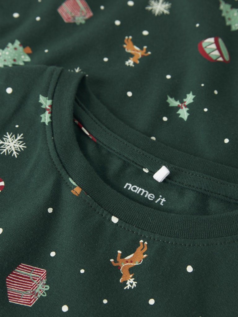 Grön jul pyjams till pojke och flicka. Julig pyjamas med jul motiv till tjej och kille.
NKNVISMAS LS NIGHTSET
13234977