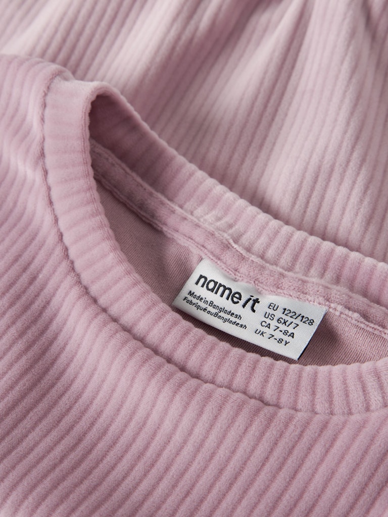 Rosa velour tröja till flicka, tjej. Mjuk och skön barn tröja i ribbad snygg velour. 
NKFVELOA LS VELVET SHORT TOP
13235119
