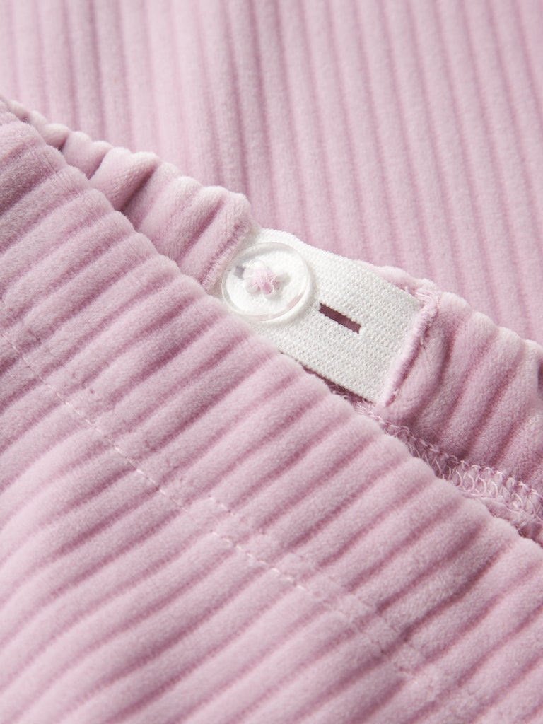 Rosa velourbyxa i rak, ribbad modell till flicka, tjej. Barn byxa velour i skön och mysig kvalitet. 
NKFVELOA VELVET PANT
13235120