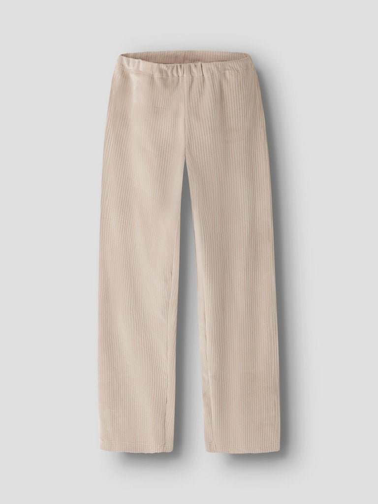 Beige velourbyxa i rak, ribbad modell till flicka, tjej. Barn byxa velour i skön och mysig kvalitet. 
NKFVELOA VELVET PANT
13235120