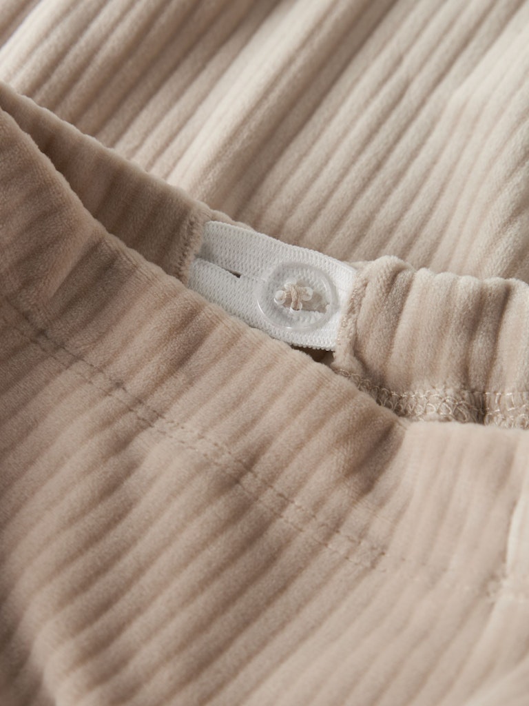Beige velourbyxa i rak, ribbad modell till flicka, tjej. Barn byxa velour i skön och mysig kvalitet. 
NKFVELOA VELVET PANT
13235120