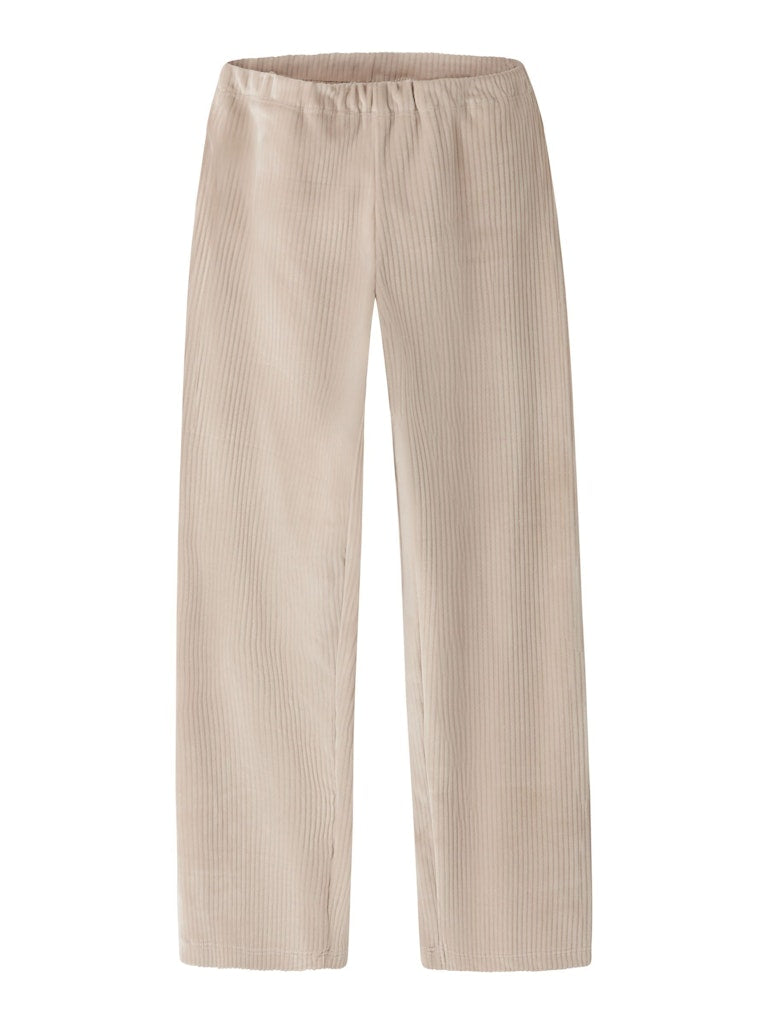 Beige velourbyxa i rak, ribbad modell till flicka, tjej. Barn byxa velour i skön och mysig kvalitet. 
NKFVELOA VELVET PANT
13235120