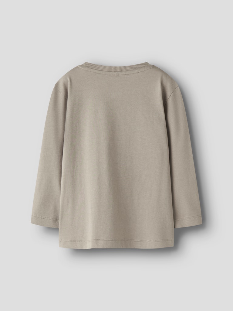 Långärmad t-shirt till pojke. Dino tröja eller kanske krokodil på vespa. Barnkläder från Name it.
NMMVOTO LS NREG TOP
13238400