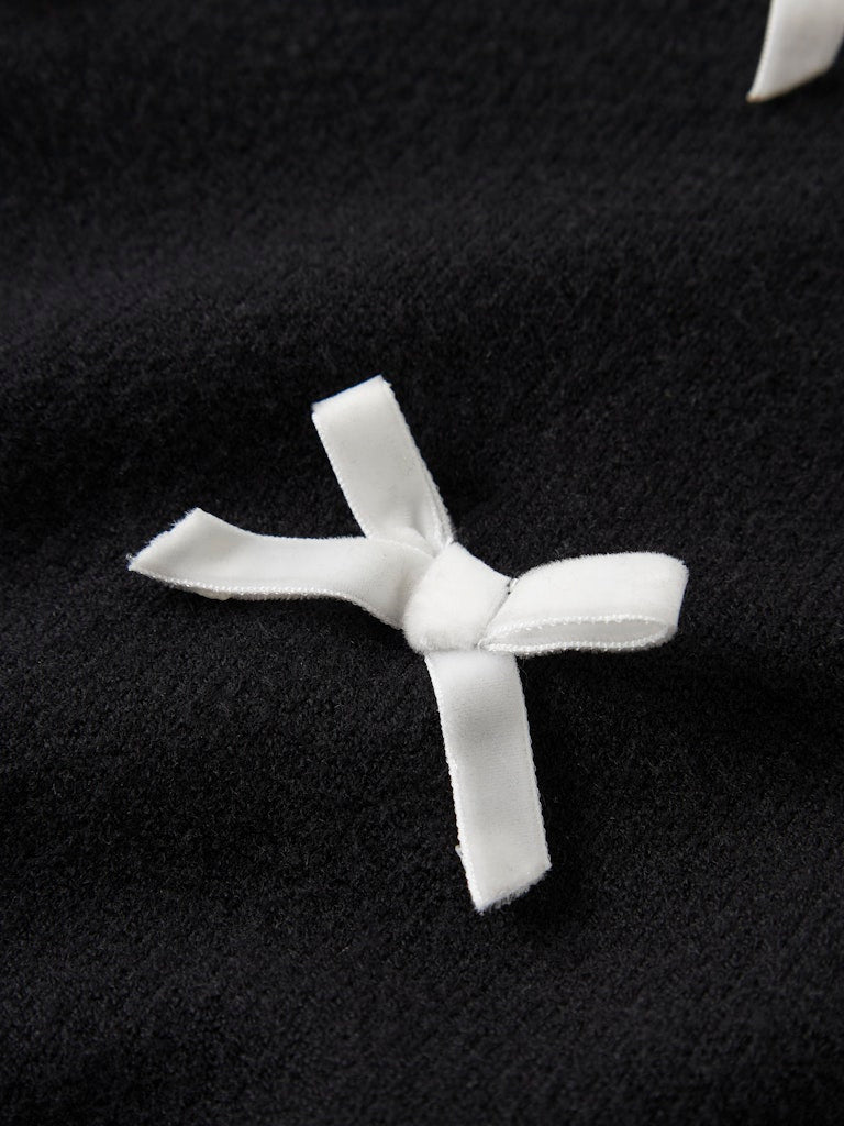 Svart stickad tröja med rosetter till flicka. Tjej tröja i svart och vitt, fin till både vardag och fest.
NKFSONJA LS KNIT
13237617