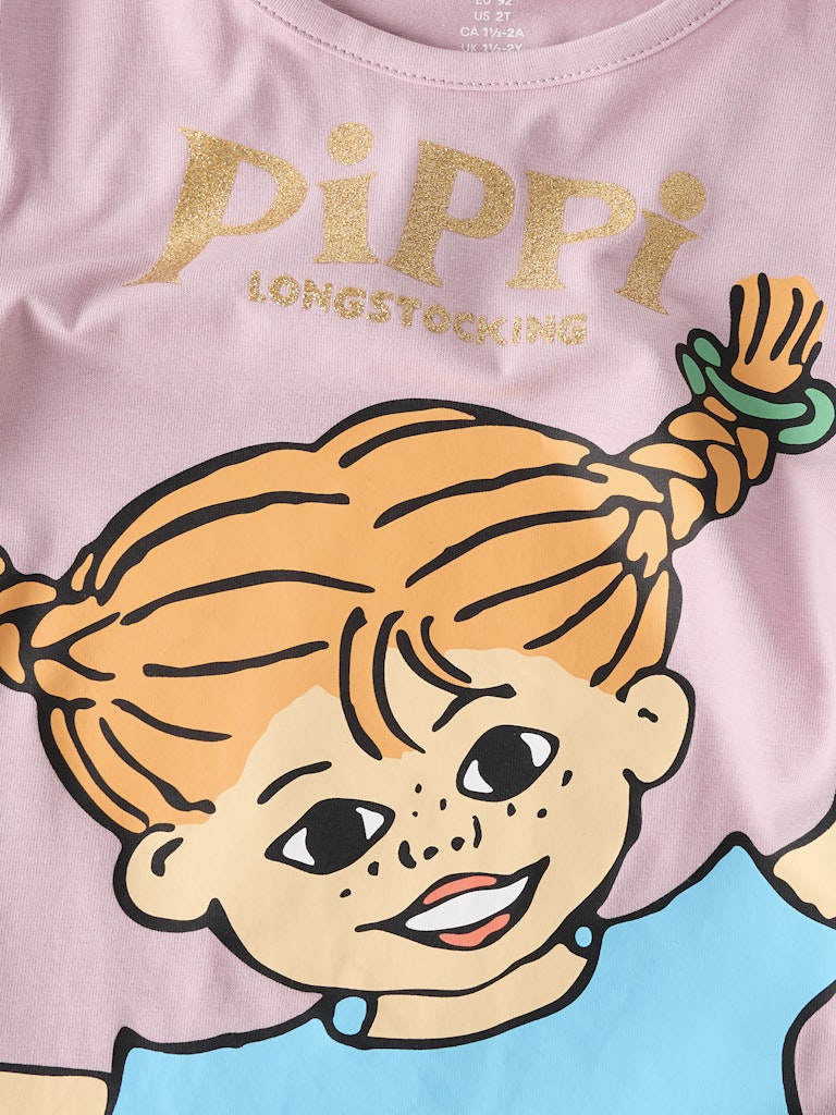Rosa långärmad tröja med Pippi Långstrump på. Lekfull topp till flicka.
NMFSOLMA PIPPI LS TOP SKY
13254861