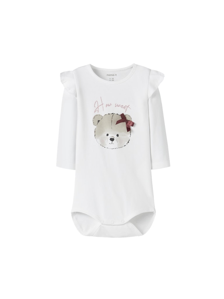 Vit nalle body till bebis flicka. Söt ekologisk body med volanger på axlar till nyfödd baby tjej.
NBFRINDY LS BODY
13255197