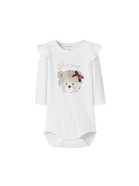 Vit nalle body till bebis flicka. Söt ekologisk body med volanger på axlar till nyfödd baby tjej.
NBFRINDY LS BODY
13255197