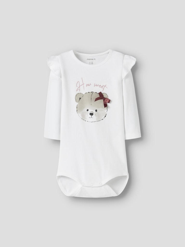 Vit nalle body till bebis flicka. Söt ekologisk body med volanger på axlar till nyfödd baby tjej.
NBFRINDY LS BODY
13255197