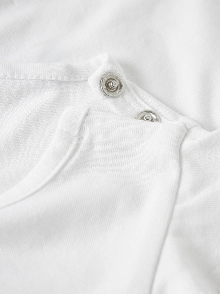 Vit nalle body till bebis flicka. Söt ekologisk body med volanger på axlar till nyfödd baby tjej.
NBFRINDY LS BODY
13255197