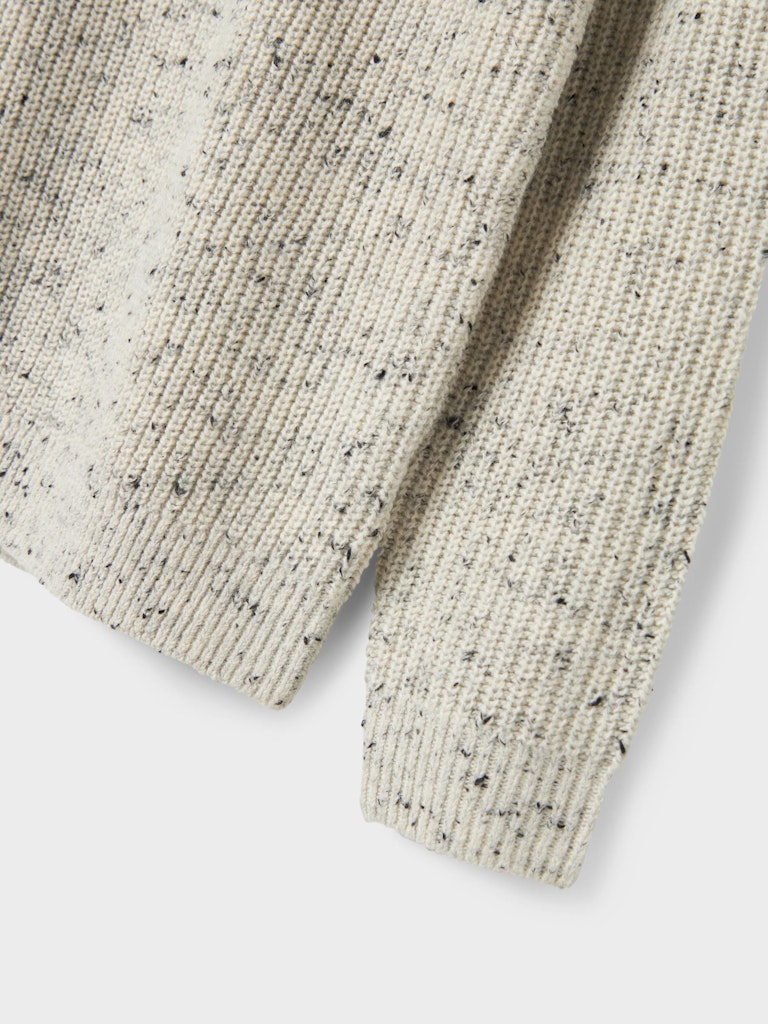 O-neck stickad tröja till ungdom kille. Klassisk snygg grå stickad tröja från LMTD.
NLMNASTON LS O-NECK KNIT
13247275