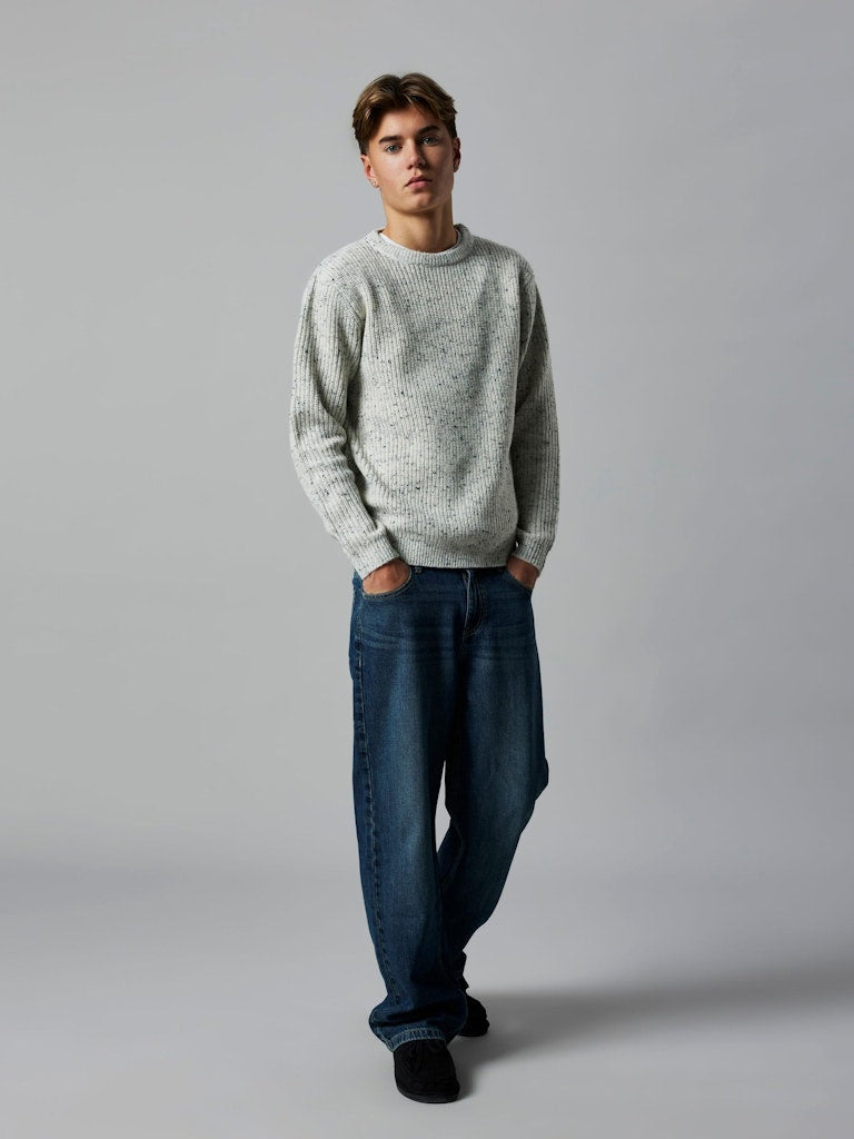 O-neck stickad tröja till ungdom kille. Klassisk snygg grå stickad tröja från LMTD.
NLMNASTON LS O-NECK KNIT
13247275