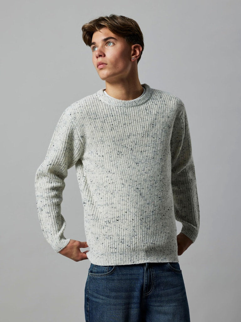 O-neck stickad tröja till ungdom kille. Klassisk snygg grå stickad tröja från LMTD.
NLMNASTON LS O-NECK KNIT
13247275
