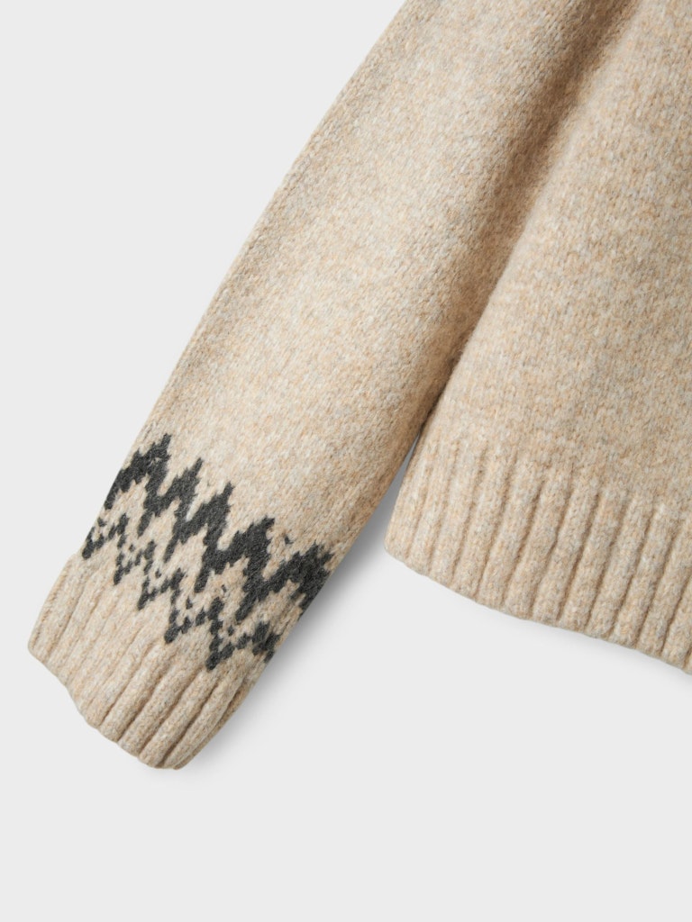 Beige stickad tröja med gröna mönster detaljer. Tjocktröja till tjej, ungdom från LMTD.
NLFNEENLA LS SHORT KNIT
13247773